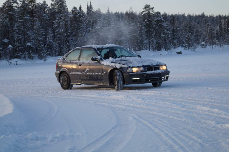 Auto auf dem Myrkulla Icetrack