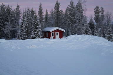 Myrkulla Lodge: Hütte im Schnee