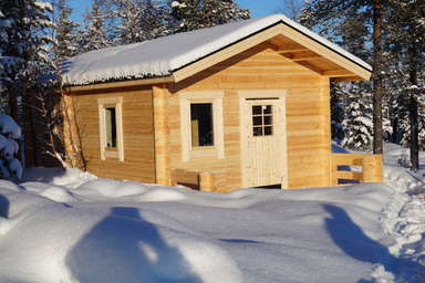 Myrkulla Lodge: Hütte im Schnee