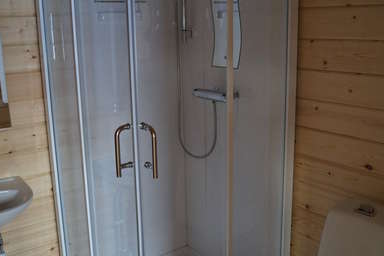 Inside Myrkulla Lodge: Shower